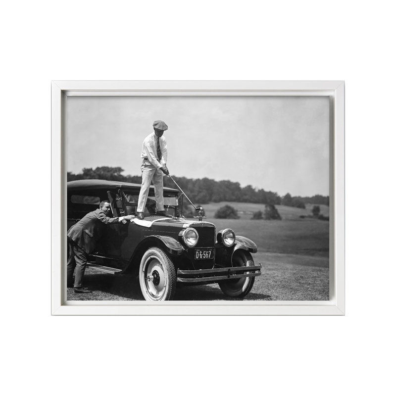 Golf sur une voiture antique, Canevas, H 12 po x l 16 po, Encadrement blanc