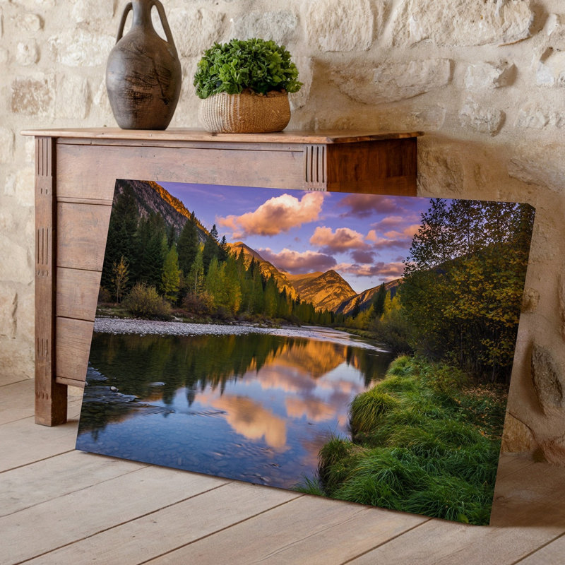 Toile, "Un paysage serein mettant en vedette une rivière tranquille qui serpente à travers un art mural Lush Valley entouré de montagnes majestueuses sous un art mural"