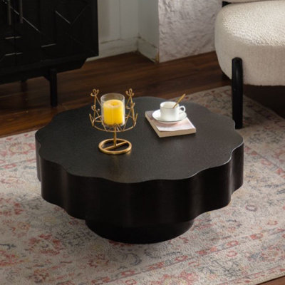 Table basse festonnée blanche: forme unique à bord ondulé, pièce centrale élégante pour les espaces élégants. 