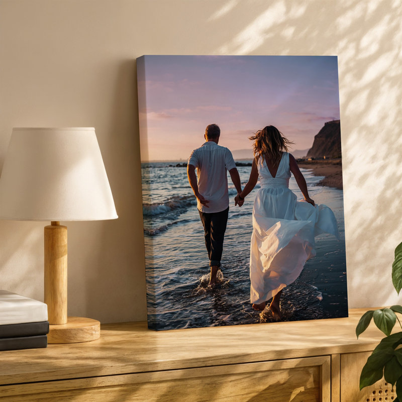 Toile, scène sereine de plage au crépuscule avec un couple marchant main dans la main le long du rivage, H 20 po x l 20 po