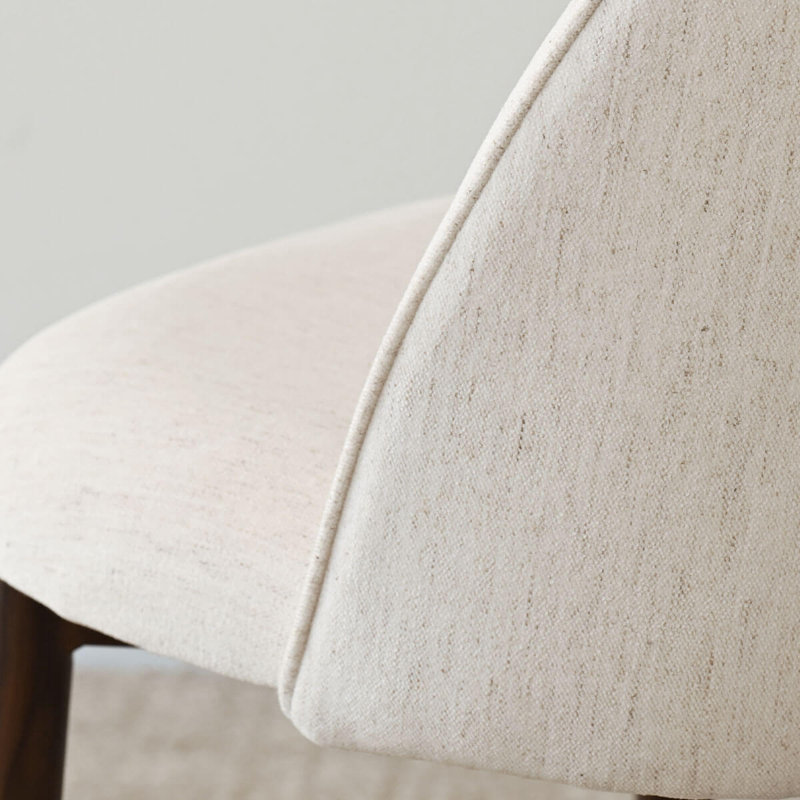 Chaise rembourrée avec pieds en métal, Pieds en noyer beige