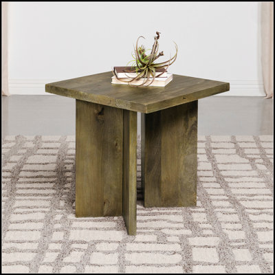 Table de bout carrée en bois massif brun Donovan avec finition naturelle et charme rustique pour une décoration intérieure durable
