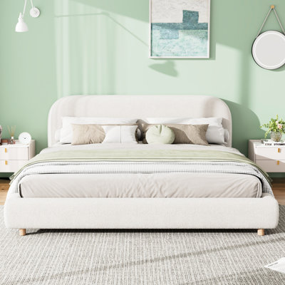 Très grand lit avec tissu bouclé blanc, tête de lit courbée, structure en métal et système de lattes en bois, housse en mousse confortable, pieds en bois massif pour plus de durabilité, configuration simple pour votre chambre à coucher