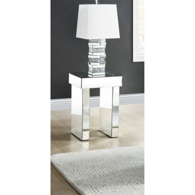Table d'appoint miroir à effet diamant, plateau de 10 cm d'épaisseur, pieds de 7,5 cm x 35,5 cm x 51 cm (hauteur), structure en verre, capacité de charge de 18 kg, profondeur de 41 cm, largeur de 60 cm, hauteur de 60 cm. Pieds ornés de diamants, finition argentée.