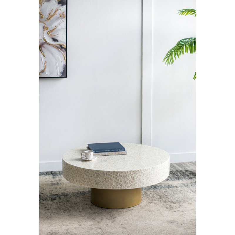 Table basse 35 pi x 35 po x 16 po Capiz crème avec base piédestal dorée