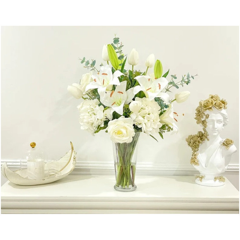 Fleurs de lys artificielles dans un vase