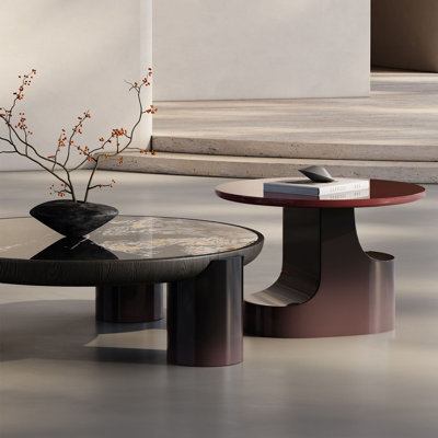 Ensemble de tables basses noires et brunes