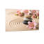 Pierres de jardin tendance zen et fleurs roses-415208880