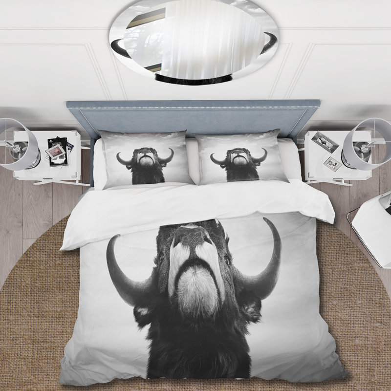 Portrait monochrome d'un taureau espagnol I - ensemble de housse de couette Farmhouse - microfibre de polyester
