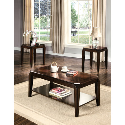 Ensemble de table 3 pièces au design élégant en noyer, avec étagère basse intégrée, tables d'appoint carrées, motif de parquet raffiné, structure en bois aux finitions riches et harmonieuses.