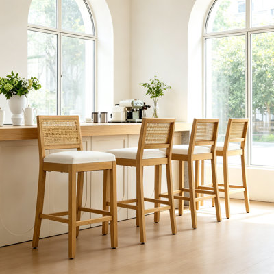 Ensemble de 4 tabourets de bar en bois massif avec dossier en rotin, coussin en lin mat garni de mousse haute résilience et de ressorts en S, idéal pour un îlot de cuisine de style rustique/naturel, un bar bas dans une salle à manger ou un café.