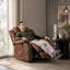 Fauteuil inclinable électrique sans gravité en similicuir beige, avec repose-pieds réglable.-67389571-197817593