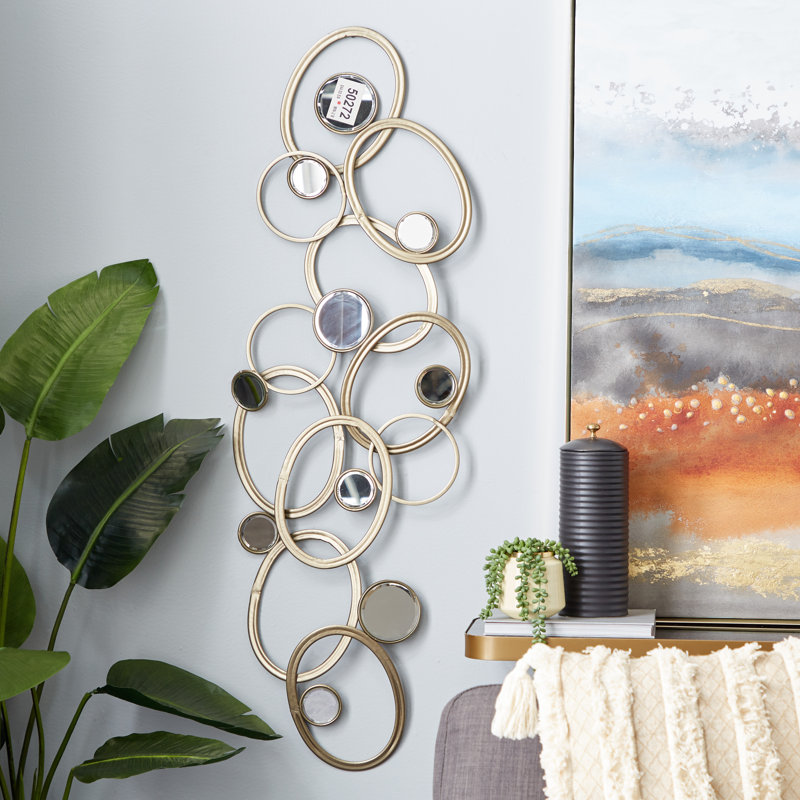 Décoration murale en métal géométrique dorée avec des accents ronds en miroir