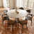 Plateau beige / base noyer foncé / chaises noires