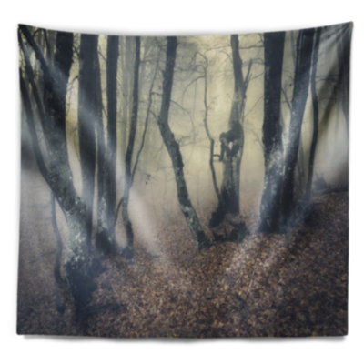 Paysage mystique brouillard jaune dans une tapisserie d'automne