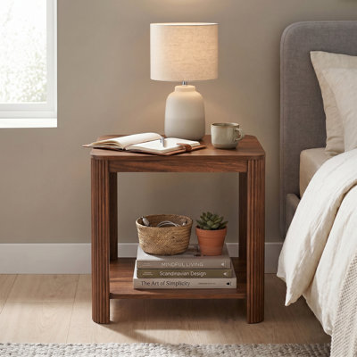 Table de chevet moderne à 2 niveaux avec tablette ouverte, table de chevet avec coins arrondis et pieds cannelés, table de bout peu encombrante pour la chambre à coucher