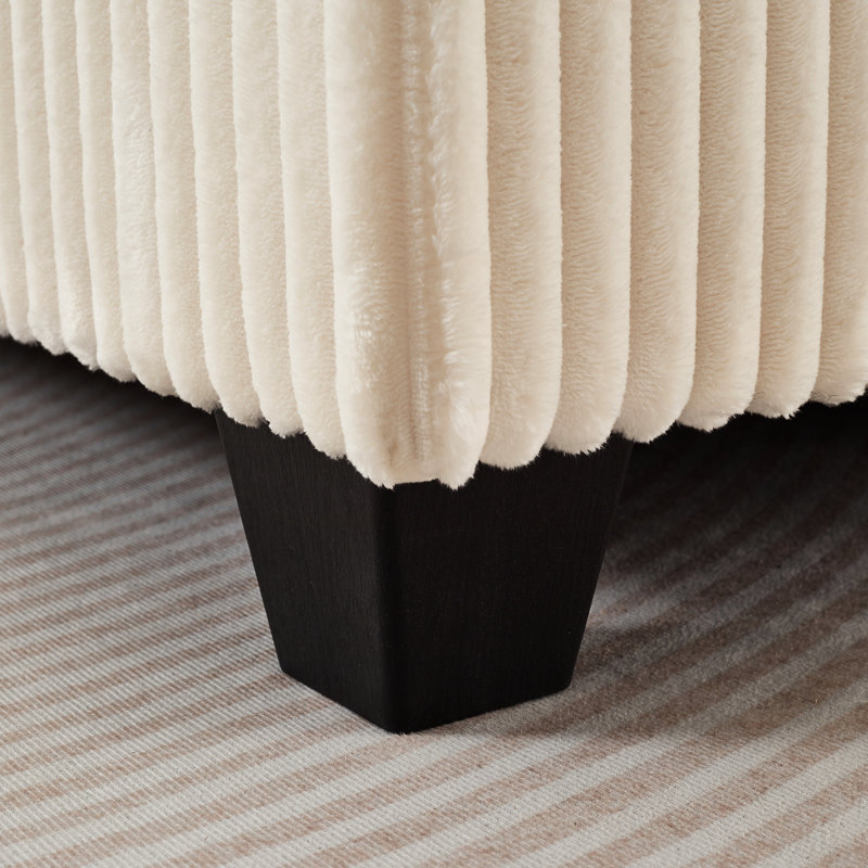 Canapé en velours côtelé moelleux avec dossier carré et réglable, idéal pour les chambres ouvertes. Blanc, mousse et ressorts. Largeur : 123 cm, profondeur : 155 cm, hauteur : 94 cm, poids : 63 kg. Modulable et flexible, il offre différentes postures, un bon maintien et une surface lisse.