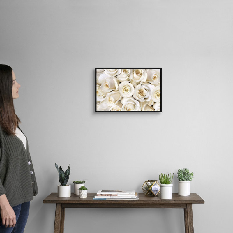 Reproduction de photo sur toile « Top View-roses blanches » par Lori Deiter, Cadre noir, H 14 po x l 20 po x P 1,75 po
