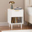 Table de chevet blanche moderne à 22,23 po de hauteur, un tiroir et une tablette ouverte, une poignée décorative dorée, une solution d'organisation de chambre à coucher, une méthode d'assemblage simple et rapide
