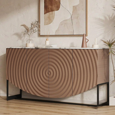 Buffet moderne de 160 cm (63 po) à motif ondulé, 4 portes, plateau en imitation marbre et pieds en métal. Meuble de rangement luxueux pour salon ou salle à manger, de couleur marron antique.