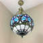 Luminaire suspendu laiton antique en verre coloré inversé de style baroque 