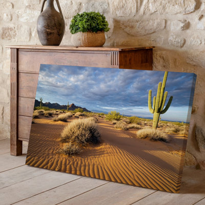 Toile, "Un vaste paysage désertique sous un ciel dramatique", art mural solitaire, cactus saguaro
