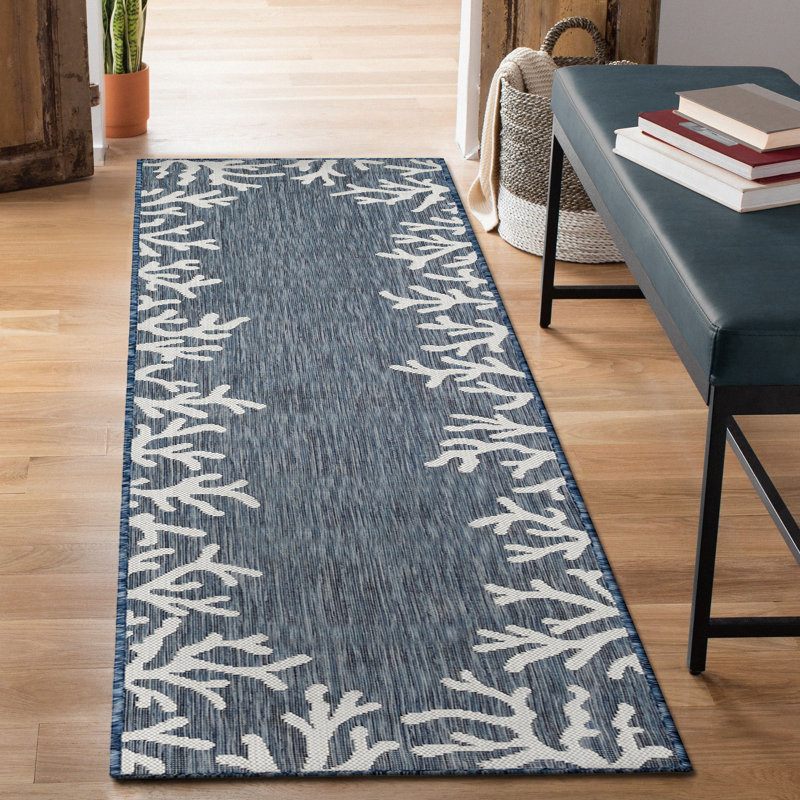 Tapis bleu marine intérieur / extérieur Mance, Tapis de couloir : 1 pi 11 po x 7 pi 6 po