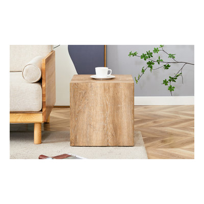 Rehaussez votre espace de vie avec cette table basse carrée en panneau de fibres à densité moyenne qui met en valeur des motifs de texture de couleur bois clair et doux. Il est caractérisé par un design élégant.