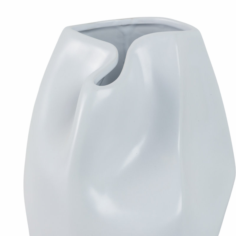 Vase en céramique avec un motif abstrait sculptural et une finition émaillée mate, H 14 po x l 8 po x P 8 po, Blanc