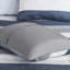 Chambre à coucher avec couette et draps rayés - Gris, bleu marine, bleu pour un style moderne. Traitement en microfibre. Étiquette pour une ambiance décontractée. Convient aux matelas jusqu'à 35 cm d'épaisseur.