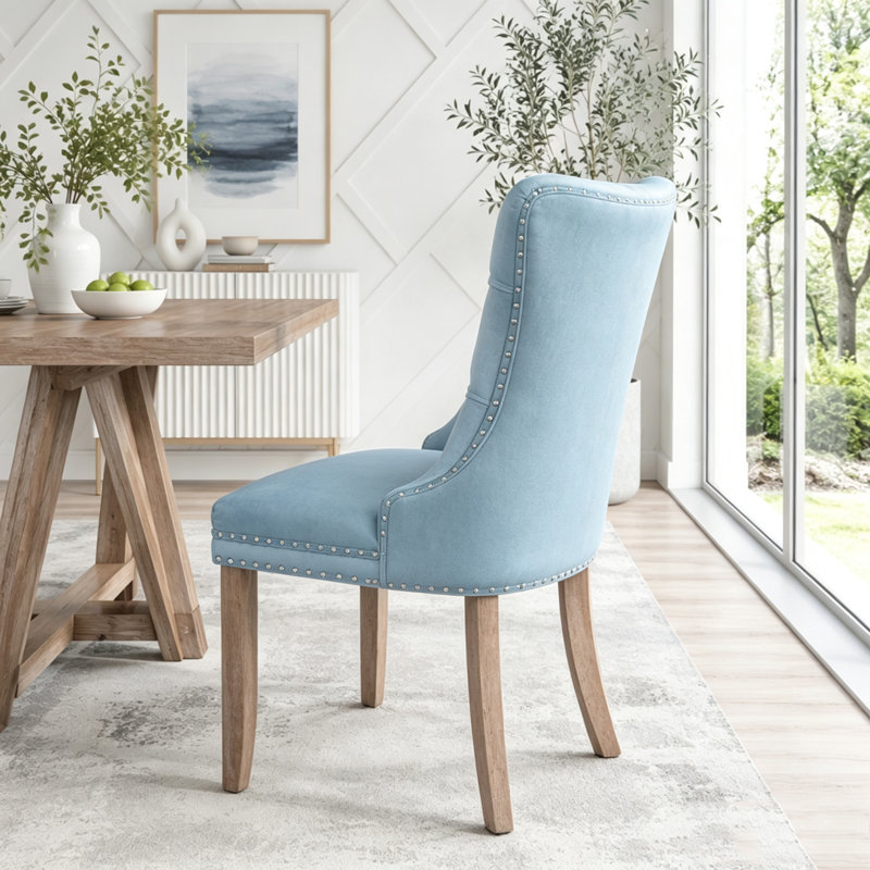 Ensemble de chaises de salle à manger en velours à dossier haut, pattes en bois et garniture cloutée, Velours bleu clair