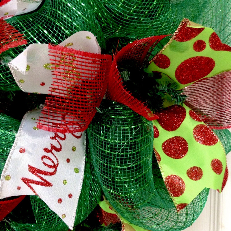 Couronne de Noël avec boules et boules