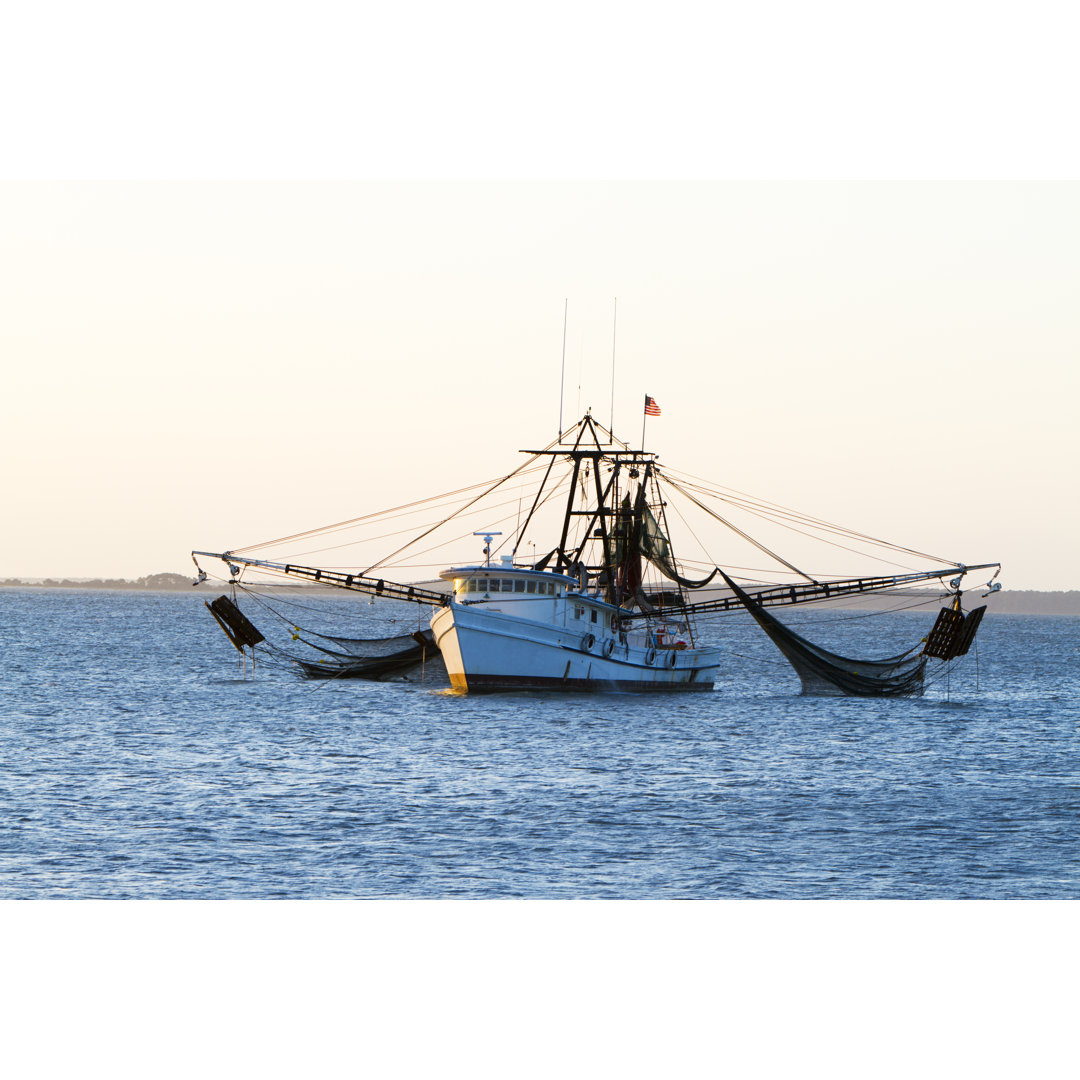 Shrimp Fishing Boat mit Netzen draußen