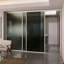 Cloison 3 panneaux coulissants en verre givré fumé - Structure en aluminium avec technologie Silent Glide-101430404-101430406