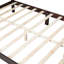 Lit plateforme Queen en noyer foncé, 3 chambres, avec deux tables de chevet. Tête de lit rétro classique. Construction robuste en pin et contreplaqué. Montage facile. Rangement pratique dans les tables de chevet. Supporte jusqu'à 227 kg. Un style captivant.