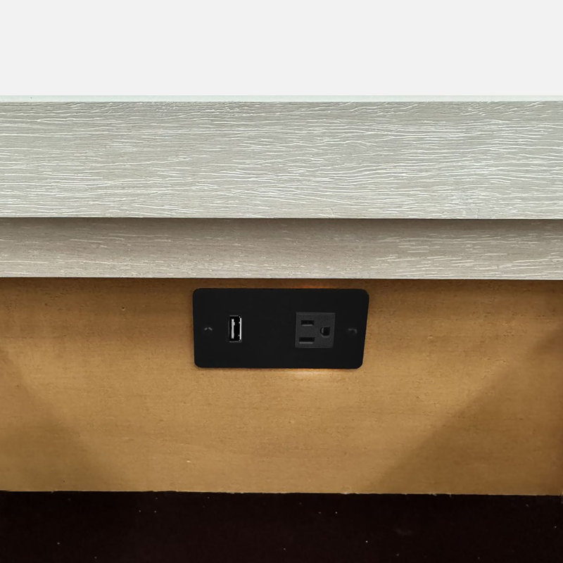 Ensemble de chambre à coucher Upham, Trois pièces : lit et deux tables de chevet