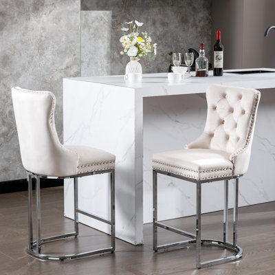 26 po. Tabourets de bar à hauteur de comptoir, 2 po. Velours rembourré avec dossier. Garniture de rivets. Base solide. Beige. Convient pour un îlot de cuisine et une salle à manger.