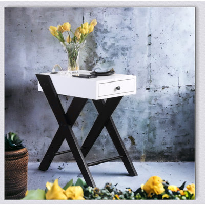 Table d'appoint Fierce blanc et noir avec port USB intégré pour des espaces de vie modernes et fonctionnels
