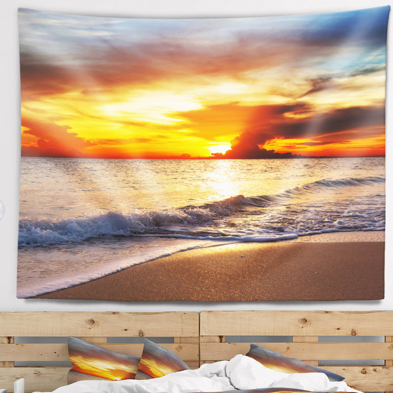 Tapisserie jaune sur une plage sombre, H 32 po x l 39 po