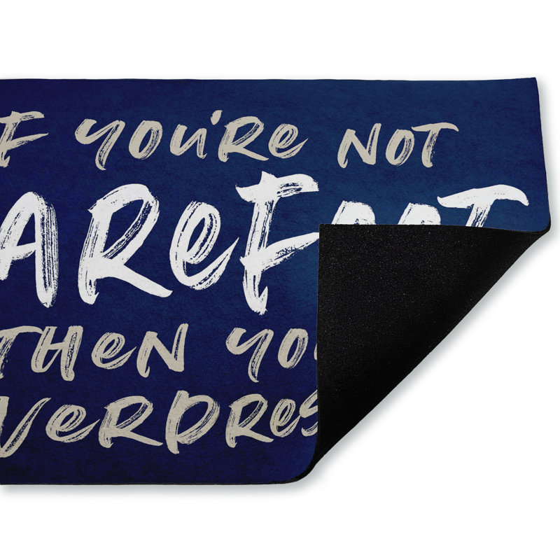 Tapis d'extérieur imprimé «Not Barefoot Puis Overdress», par Lettred and Lined, 18 po x 30 po
