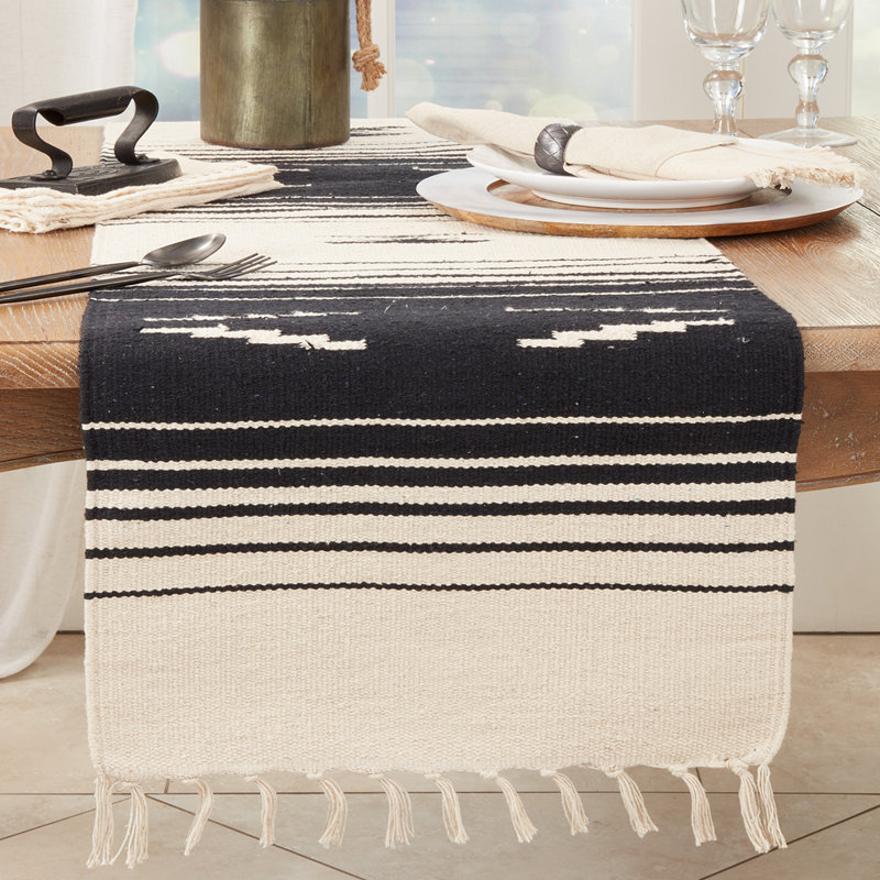 Chemin de table noir et naturel en mélange de coton avec frange Southwestern, L 90 po x l 16 po