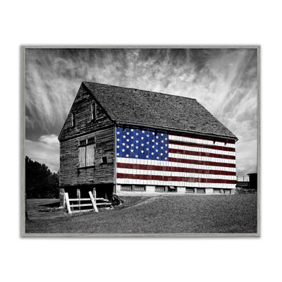 «Black and White Farmhouse Barn American Flag» par James McLoughlin - impression d'art graphique