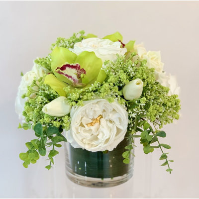 Arrangements floraux roses et centres de table dans un vase