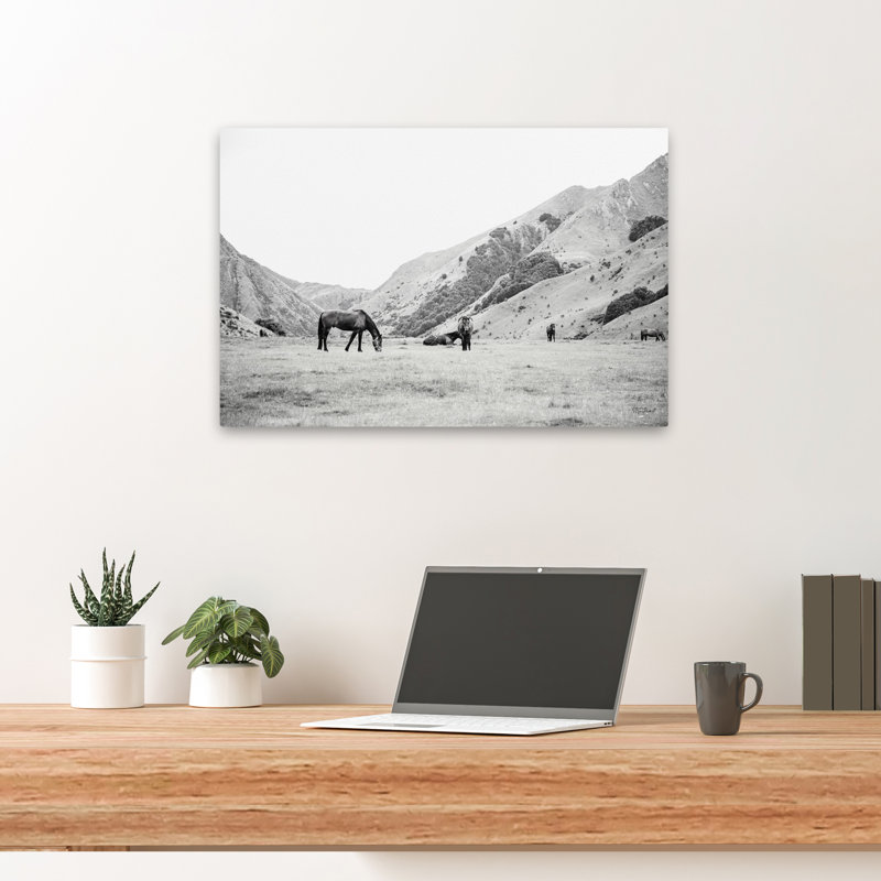 Contemporain et traditionnel Moke Lake Horses IV, H 24 po x l 16 po