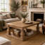 Table basse rectangulaire de style ferme, aspect vieilli, plateau en planches de bois, pieds balustres épais et tablette de rangement inférieure pour salon