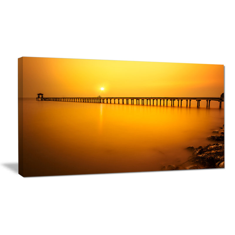 «Yellow Tinged Seashore and Long Pier» - Impression, H 12 po x l 20 po x P 1 po, Toile tendue