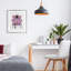Fauteuil glamour rose avec impression encadrée sous verre, design par Ziwei Li-497855917-497855913