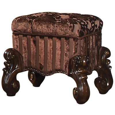 Tabouret de coiffeuse marron luxueux avec clous décoratifs et rembourrage moelleux, finition passepoilée en chêne cerisier.