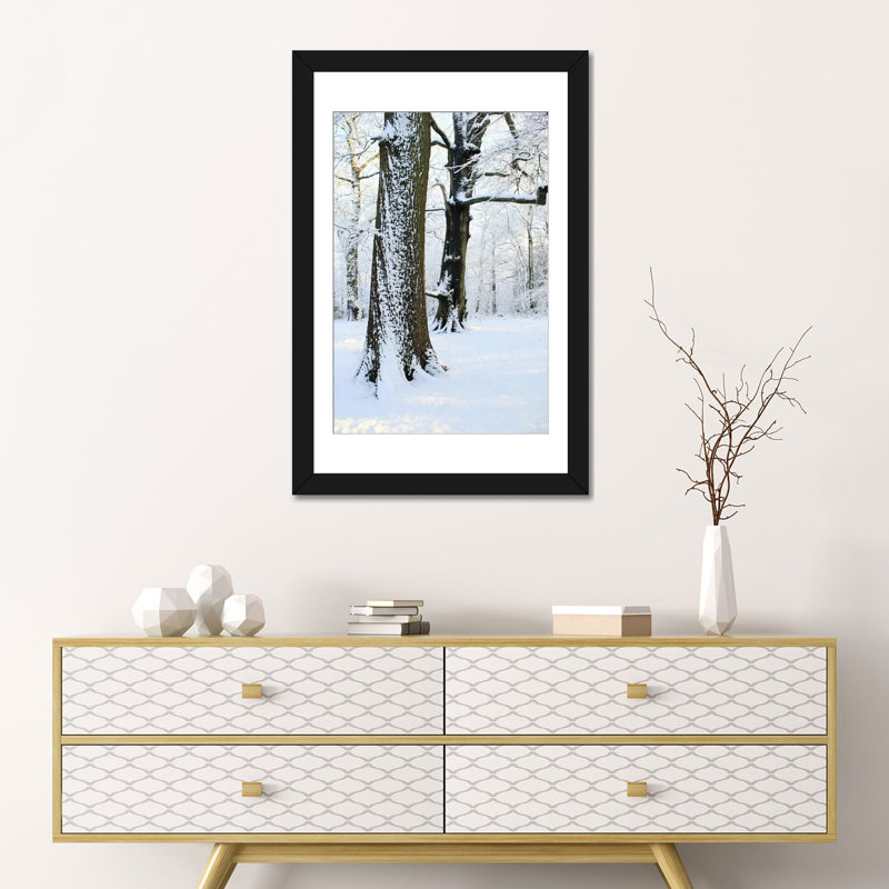 Deux arbres couverts de neige sont imprimés sur toile, Papier d'art encadré noir, H 24 po x l 16 po x P 1 po, Blanc