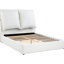 Lit à panneau tapissier contemporain blanc avec coussins décoratifs pour grand confort et détente dans une chambre blanche